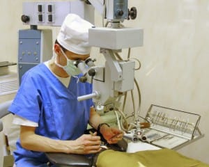 Проведение микрохирургических операций при травмах глаза.